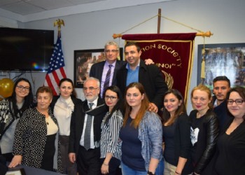 Οι Πόντιοι «τρελάθηκαν» και τραγουδούν για τον Τραμπ στο Χόλιγουντ! (βίντεο)