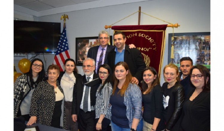 Οι Πόντιοι «τρελάθηκαν» και τραγουδούν για τον Τραμπ στο Χόλιγουντ! (βίντεο)