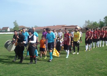 Με ποντιακές λύρες και νταούλια μπήκαν στο γήπεδο ποδοσφαιριστές (φωτο)