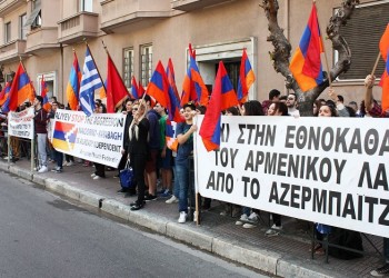 Συγκέντρωση διαμαρτυρίας Αρμενίων έξω από την πρεσβεία του Αζερμπαϊτζάν στην Αθήνα (φωτο-βίντεο)