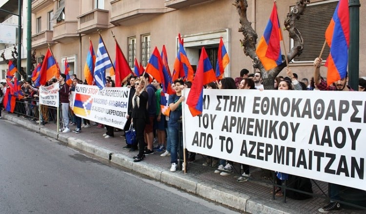 Συγκέντρωση διαμαρτυρίας Αρμενίων έξω από την πρεσβεία του Αζερμπαϊτζάν στην Αθήνα (φωτο-βίντεο)