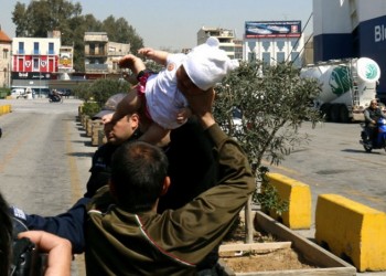 Στο «κόκκινο» ο Πειραιάς: Προσπάθησαν να πετάξουν βρέφος στους αστυνομικούς (βίντεο)