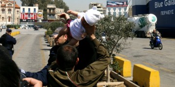 Στο «κόκκινο» ο Πειραιάς: Προσπάθησαν να πετάξουν βρέφος στους αστυνομικούς (βίντεο)