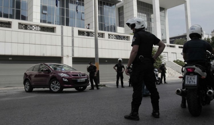 Συλλήψεις για την επίθεση κατά αστυνομικών κοντά στην πρεσβεία της Γερμανίας