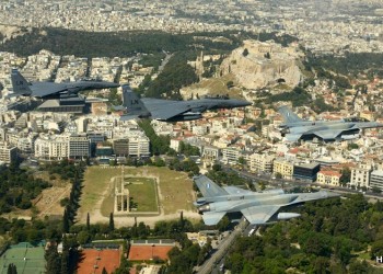 11 εντυπωσιακές φωτογραφίες από την πτήση των μαχητικών πάνω από την Αθήνα