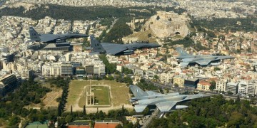 11 εντυπωσιακές φωτογραφίες από την πτήση των μαχητικών πάνω από την Αθήνα