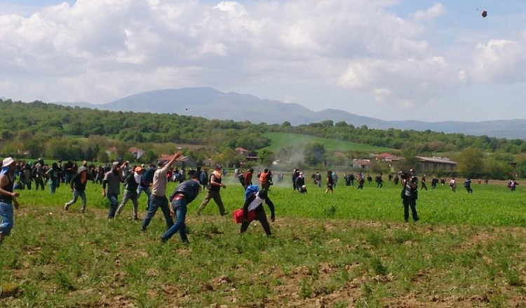 Επεισόδια στην Ειδομένη – Χρήση δακρυγόνων έκαναν οι Σκοπιανοί