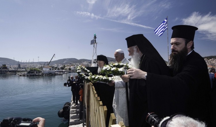 Τρεις οικογένειες Σύρων προσφύγων πήρε μαζί του ο Πάπας Φραγκίσκος (φωτο)