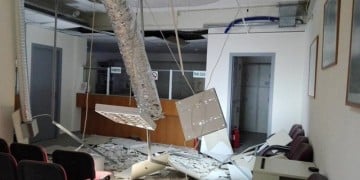 Κατέρρευσε τμήμα της οροφής στο ΙΚΑ Ζωγράφου!