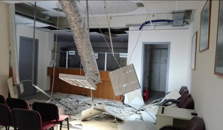 Κατέρρευσε τμήμα της οροφής στο ΙΚΑ Ζωγράφου!
