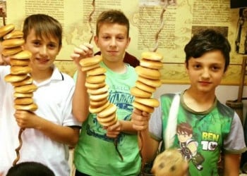 Детвора из Эвксинского клуба Наусы напекла на Лазареву субботу понтийских бубликов (фото)