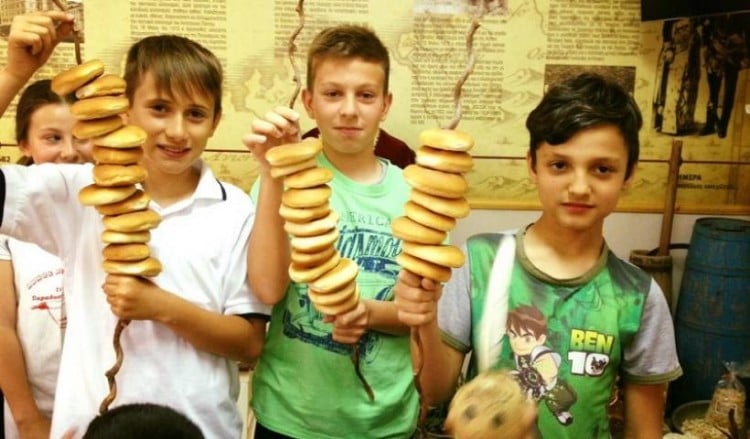 Детвора из Эвксинского клуба Наусы напекла на Лазареву субботу понтийских бубликов (фото)