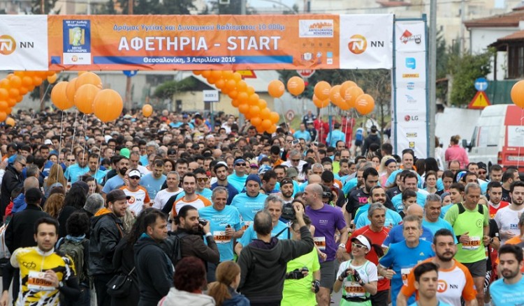 11ος Διεθνής Μαραθώνιος «Μέγας Αλέξανδρος»: Χιλιάδες δρομείς «πλημμύρισαν» τη Θεσσαλονίκη (φωτο-βίντεο)