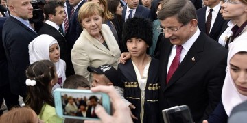 Απροκάλυπτος εκβιασμός Νταβούτογλου για το θέμα της βίζας των Τούρκων πολιτών