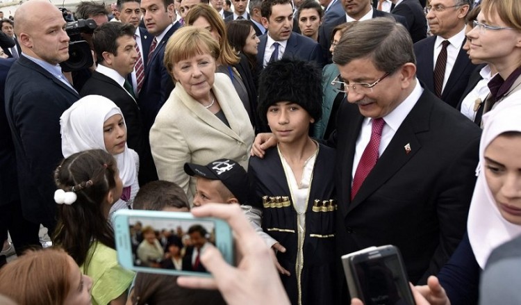 Απροκάλυπτος εκβιασμός Νταβούτογλου για το θέμα της βίζας των Τούρκων πολιτών