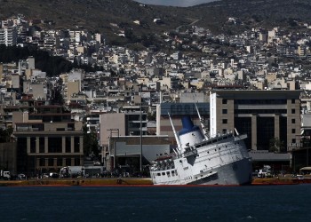 Μισοβυθισμένο το «Παναγία Τήνου» στον Πειραιά
