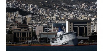 Μισοβυθισμένο το «Παναγία Τήνου» στον Πειραιά