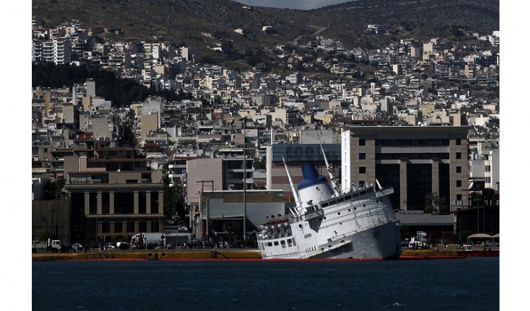 Μισοβυθισμένο το «Παναγία Τήνου» στον Πειραιά
