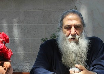 Η παρακαταθήκη του παπα-Στρατή της Λέσβου: Ένα κοινωνικό παντοπωλείο