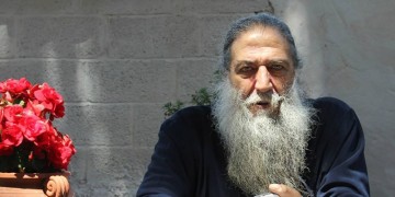 Η παρακαταθήκη του παπα-Στρατή της Λέσβου: Ένα κοινωνικό παντοπωλείο