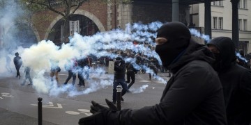 Βίαιες συγκρούσεις για τα εργασιακά στη Γαλλία (φωτο, βίντεο)