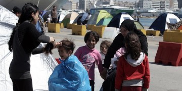 Η κυβέρνηση θέλει να αδειάσουν Πειραιάς και Ειδομένη