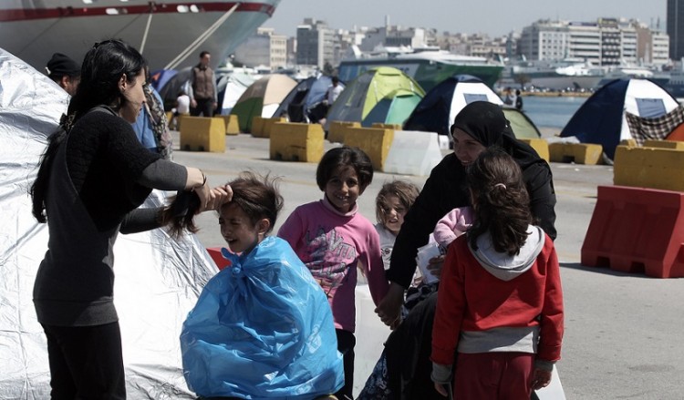 Η κυβέρνηση θέλει να αδειάσουν Πειραιάς και Ειδομένη