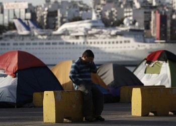 Μετανάστες και πρόσφυγες αρνούνται να εγκαταλείψουν τον Πειραιά