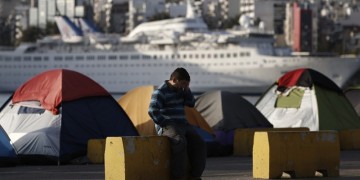 Μετανάστες και πρόσφυγες αρνούνται να εγκαταλείψουν τον Πειραιά