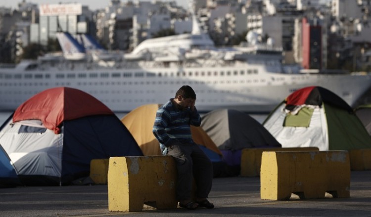 Μετανάστες και πρόσφυγες αρνούνται να εγκαταλείψουν τον Πειραιά