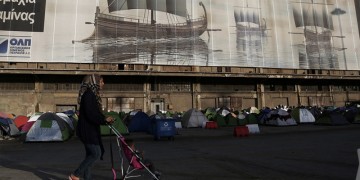 Αμετακίνητοι από τον Πειραιά οι πρόσφυγες