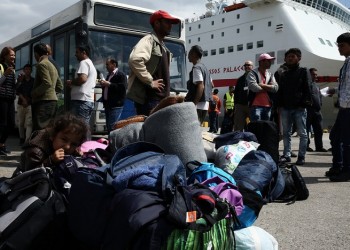 Συνεχίζεται η εκκένωση του Πειραιά από τους πρόσφυγες