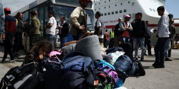 Συνεχίζεται η εκκένωση του Πειραιά από τους πρόσφυγες