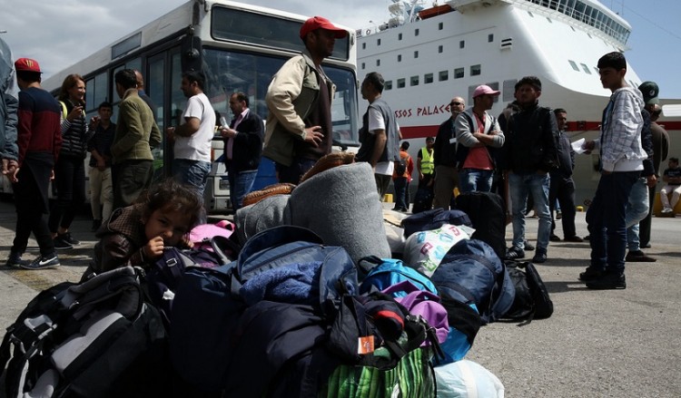 Συνεχίζεται η εκκένωση του Πειραιά από τους πρόσφυγες