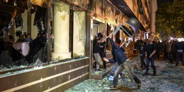Σκόπια: Χάος, επεισόδια και συλλαλητήρια κατά του προέδρου Ιβάνοφ (βίντεο)