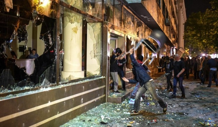 Σκόπια: Χάος, επεισόδια και συλλαλητήρια κατά του προέδρου Ιβάνοφ (βίντεο)