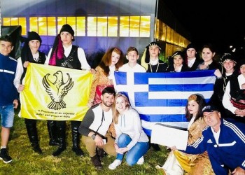 Понтийский орел рядом с флагом Греции в Сочи