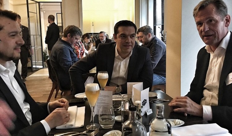Τσίπρας και Παππάς για μπίρες στις Βρυξέλλες