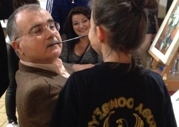 Ο ζωγράφος Τρ. Ηλιάδης προσφέρει μαθήματα ζωής στα παιδιά της Ευξείνου Λέσχης Χαρίεσσας (φωτο, βίντεο)