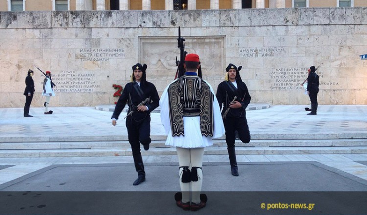 Οι πρώτες εικόνες από την Αλλαγή Φρουράς στο Σύνταγμα