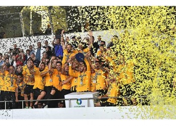 «Σήκωσε» το Κύπελλο η ΑΕΚ  (φωτο, βίντεο)