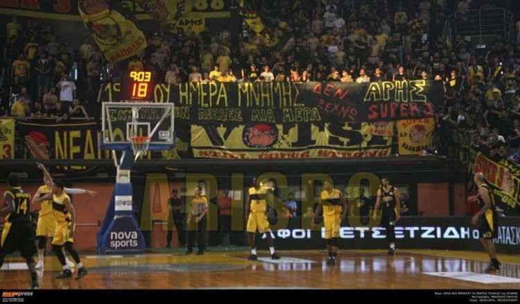 Οι οργανωμένοι του Άρη σήκωσαν πανό για τη Γενοκτονία των Ποντίων
