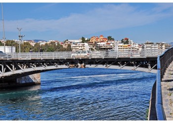 Πλοίο προσκρούει στη γέφυρα του Ευρίπου στη Χαλκίδα (βίντεο)