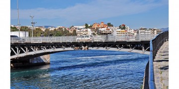 Πλοίο προσκρούει στη γέφυρα του Ευρίπου στη Χαλκίδα (βίντεο)