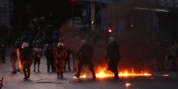 Μολότοφ και φωτοβολίδες στο Σύνταγμα