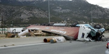 Δύο νεκροί και ένας τραυματίας στο τροχαίο της Κινέτας (φωτο)