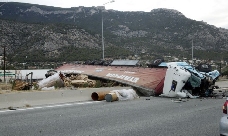 Δύο νεκροί και ένας τραυματίας στο τροχαίο της Κινέτας (φωτο)