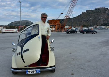 Έλληνας ο ιδιοκτήτης ενός από τα πιο μικρά αυτοκίνητα στον κόσμο (φωτο)