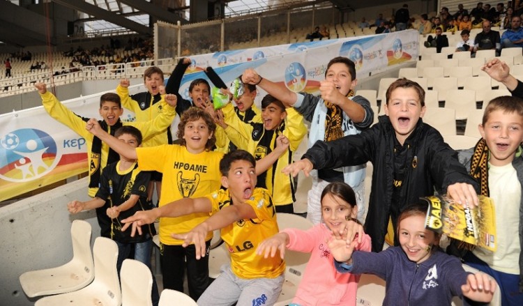 Σκόραρε στο ΑΕΚ-Πανιώνιος η παιδική κερκίδα ΟΠΑΠ