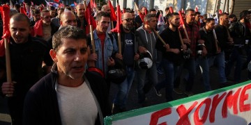 «Εργατιά, αγροτιά, μια φωνή και μια γροθιά», το σύνθημα στο συλλαλητήριο του ΠΑΜΕ